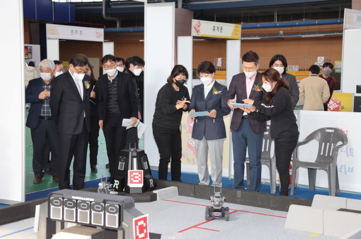 이강덕 포항시장과  이달희 경북도 경제부지사가 교육용 코딩 로봇인 ‘로보마스터’를 체험하고 있다.