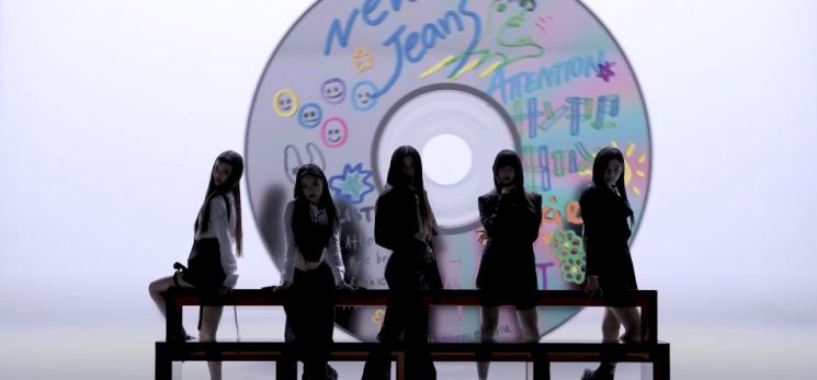 데뷔와 동시에 각종 음원차트를 석권한 '뉴진스'는 다음달 새 싱글앨범 'OMG'를 발표한다. 사진은 뉴진스의 '쿠키' 뮤직비디오 캡쳐