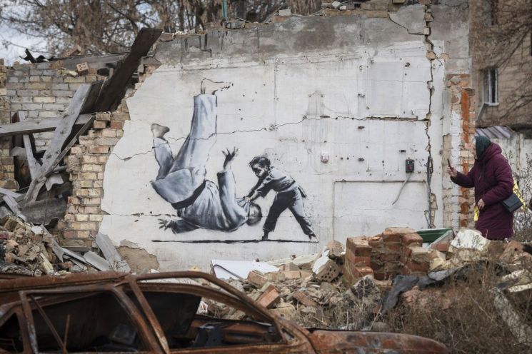 지난해 11월 우크라이나 보로디안카의 한 건물 외벽에 뱅크시가 남긴 작품. [이미지출처=AP연합뉴스]