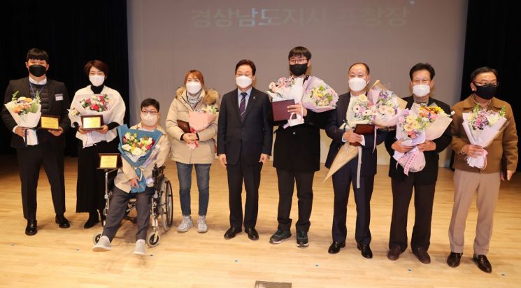 제15회 경상남도장애인체육상 시상식에서 수상자들이 박완수 경남도지사(왼쪽 다섯 번째)와 기념촬영을 하고 있다.