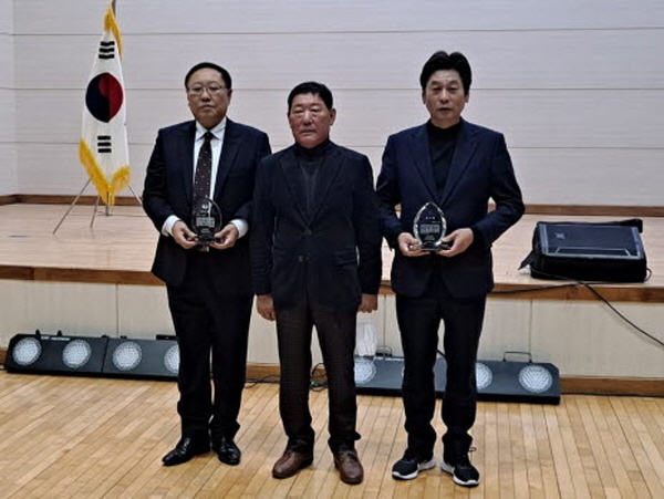 소안면 이장단, 이철 전남도의원에 감사패 전달