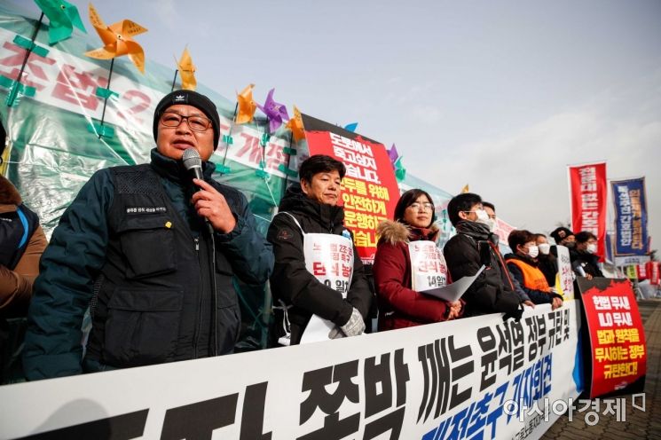 박재석 화물연대 사무처장이 13일 서울 여의도 국회 앞에서 열린 '노조법 2조, 3조 개정 촉구 기자회견'에 참석해 발언 하고 있다./강진형 기자aymsdream@