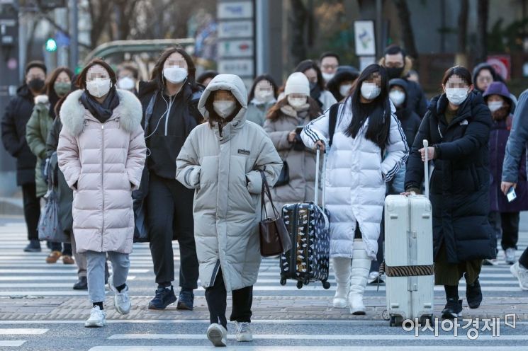 서울 아침 최저 기온이 영하 8도까지 떨어진 14일 서울 마포구 공덕오거리에서 시민들이 두꺼운 외투를 입고 이동하고 있다./강진형 기자aymsdream@