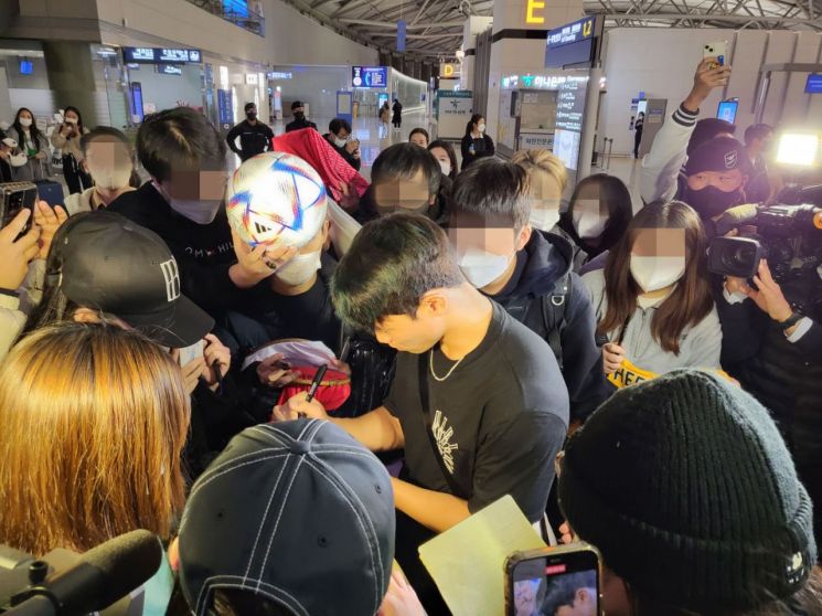 사인하는 황희찬. 사진=연합뉴스