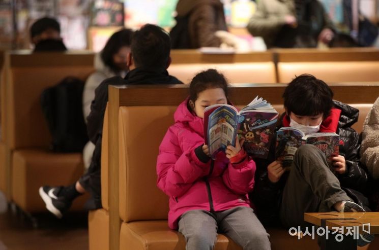 올겨울 최강 한파가 찾아온 14일 서울 강남구 코엑스 별마당도서관에서 시민들이 독서를 즐기고 있다./김현민 기자 kimhyun81@