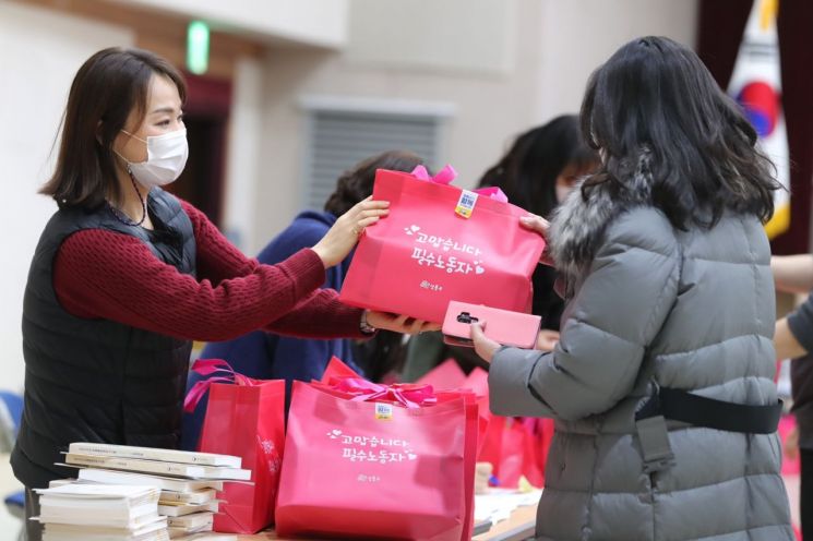 성동구에서 필수노동자에게 코로나 방역물품을 전달하는 모습