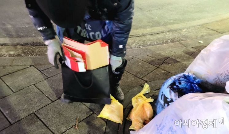 체감온도 영하 20도 안팎을 넘나들던 14일, 70대 여성이 폐지를 정리하고 있다. 사진=한승곤 기자 hsg@asiae.co.kr