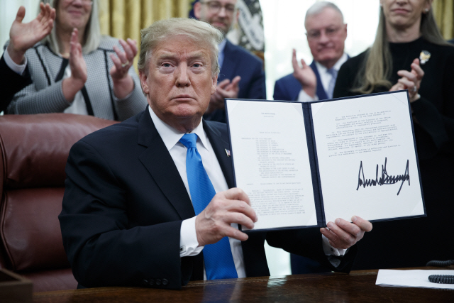 2018년 도널드 트럼프 미국 대통령이 우주군 창설을 지시하는 행정명령에 서명했다./연합뉴스