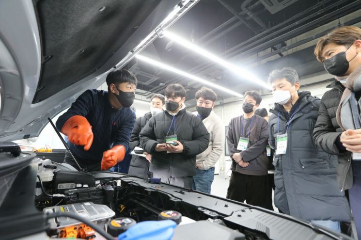 홍성우 현대차 하이테크육성팀 책임매니저가 취재진에게 전기차 전용플랫폼의 특징과 정비방식에 관해 설명하고 있다.＜사진제공:한국자동차기자협회＞