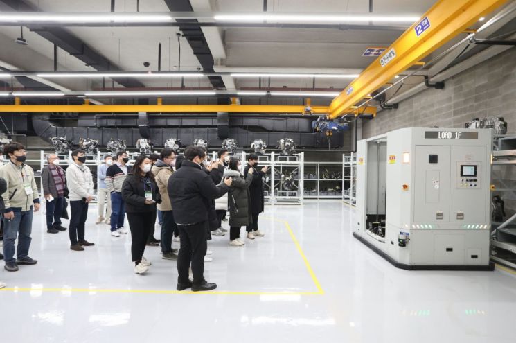 현대차가 자체 개발한 AMR(autonomous mobile robot) 시연모습. 수백㎏에 달하는 미션 등 무거운 부품을 스스로 찾아가 카트에 실어담는 게 가능하다. 과거 사람이 했던 일을 로봇이 하면서 안전사고 우려도 줄었다.＜사진제공:한국자동차기자협회＞