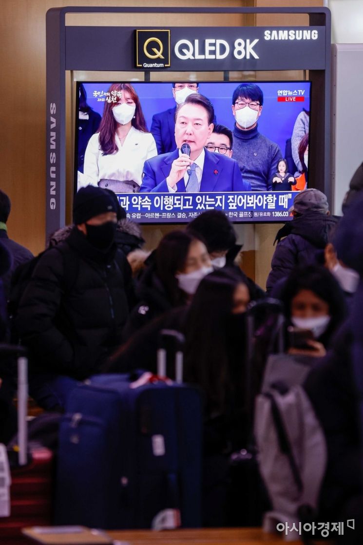 15일 서울역 대합실에서 시민들이 윤석열 대통령이 주재하는 국정과제점검회의를 시청하고 있다./강진형 기자aymsdream@