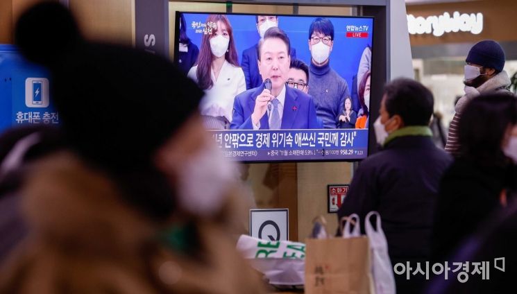 15일 서울역 대합실에서 시민들이 윤석열 대통령이 주재하는 국정과제점검회의를 시청하고 있다./강진형 기자aymsdream@