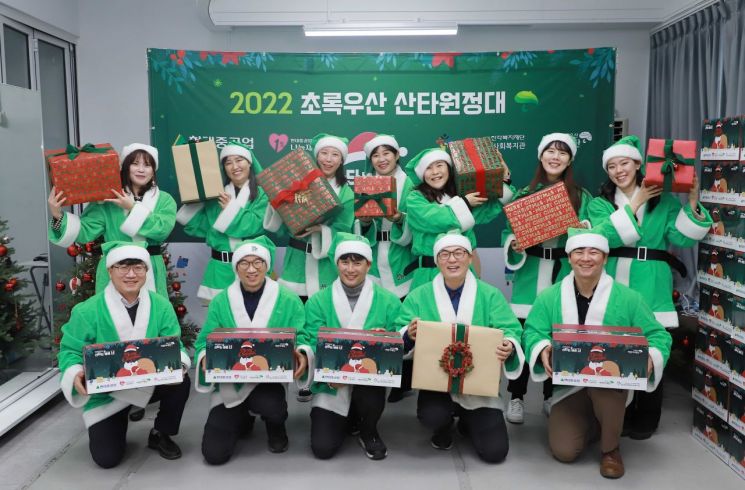 15일 울산화정종합사회복지관에서 열린 ‘현대중공업과 함께하는 초록우산 산타원정대’ 행사에 참여한 직원들. 사진=현대중공업 제공