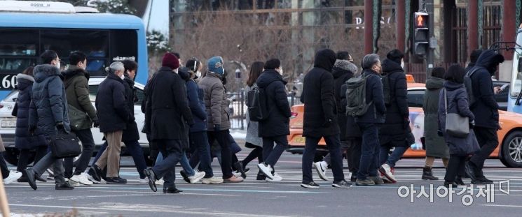 서울 광화문 거리에서 두터운 옷차림의 시민들이 발걸음을 재촉하고 있다./김현민 기자 kimhyun81@
