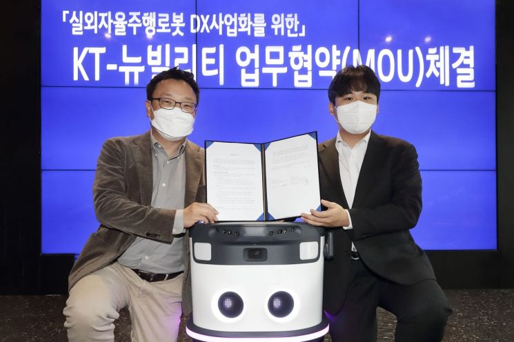 이상호 KT AI Robot사업단장(왼쪽)과 이상민 뉴빌리티 대표가 기념사진 촬영하고 있다.