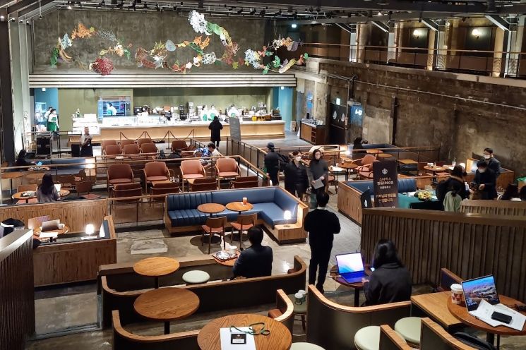 [르포]채소파는 전통시장에 웅장한 카페가? '레트로' 자극한 '스벅 경동 1960'