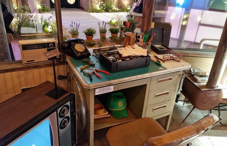 [르포]채소파는 전통시장에 웅장한 카페가? '레트로' 자극한 '스벅 경동 1960'