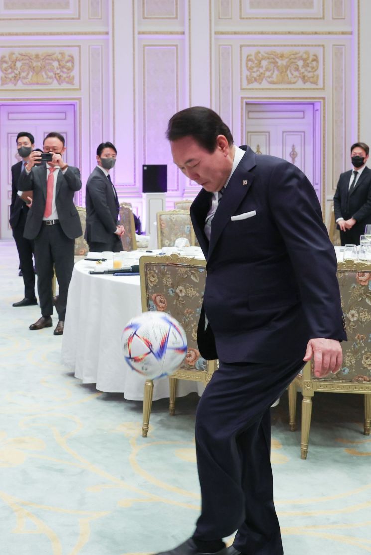윤석열 대통령이  8일 청와대 영빈관에서 열린 축구 국가대표팀 환영 만찬에서 볼트래핑을 하고 있다.  2022.12.8 [대통령실 제공] [이미지출처=연합뉴스]
