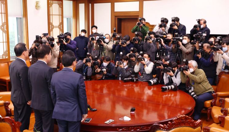 김진표 국회의장이 15일 국회 의장실에서 열린 내년도 예산안 협상을 위한 여야 원내대표 회동에서 여야 원내대표와 함께 기념촬영을 하고 있다. [이미지출처=연합뉴스]