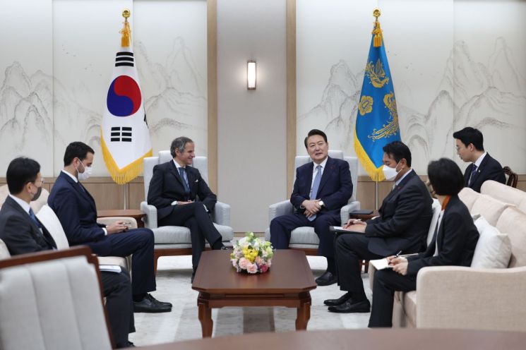 윤석열 대통령이 15일 서울 용산 대통령실 청사에서 라파엘 그로시 국제원자력기구(IAEA) 사무총장을 접견하고 있다. [이미지출처=연합뉴스]