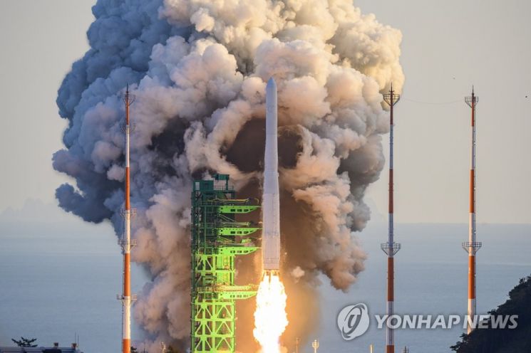 순수 국내 기술로 설계·제작된 한국형 발사체 누리호(KSLV-ll)가 지난해 10월21일 전남 고흥군 나로우주센터에서 발사되고 있다. / 사진=연합뉴스