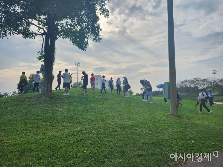 선수의 부모와 현지 교민 등으로 구성된 갤러리들이 이동하고 있다.[빈즈엉(베트남)=최태원기자]