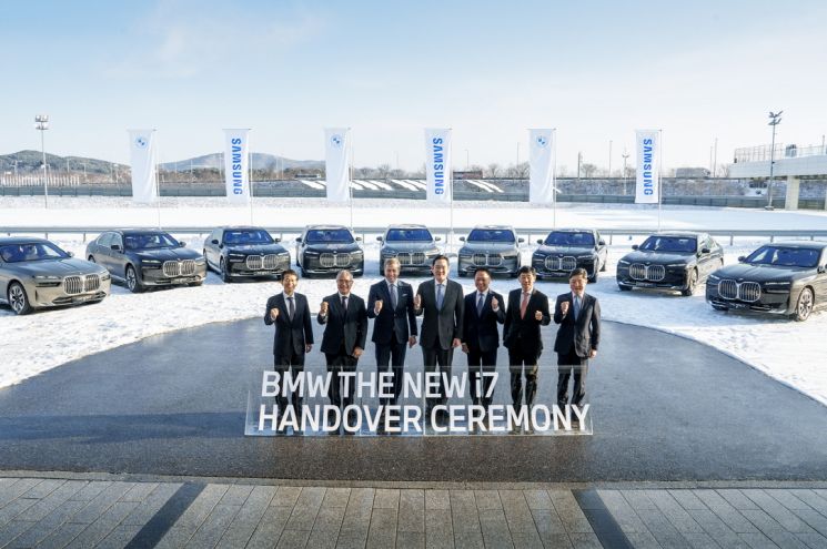 BMW는 삼성에 신형 i7 10대를 전달했다. 사진 왼쪽부터 전응태 BMW코리아 세일즈 본부장, 한상윤 BMW그룹 코리아 대표, 올리버 집세 BMW그룹 회장, 이재용 삼성전자 회장, 최윤호 삼성SDI 대표, 박진 삼성SDI, 손미카엘 삼성SDI 부사장이 기념촬영하고 있다.＜사진제공:BMW코리아＞