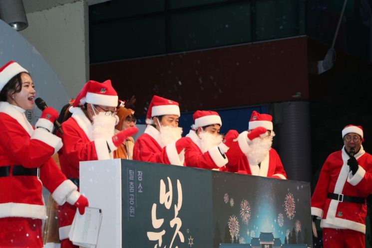 [포토] 눈빛 쏟아져 내린 안동 … 안동눈빛축제 개막, ‘산타’ 된 권기창 시장