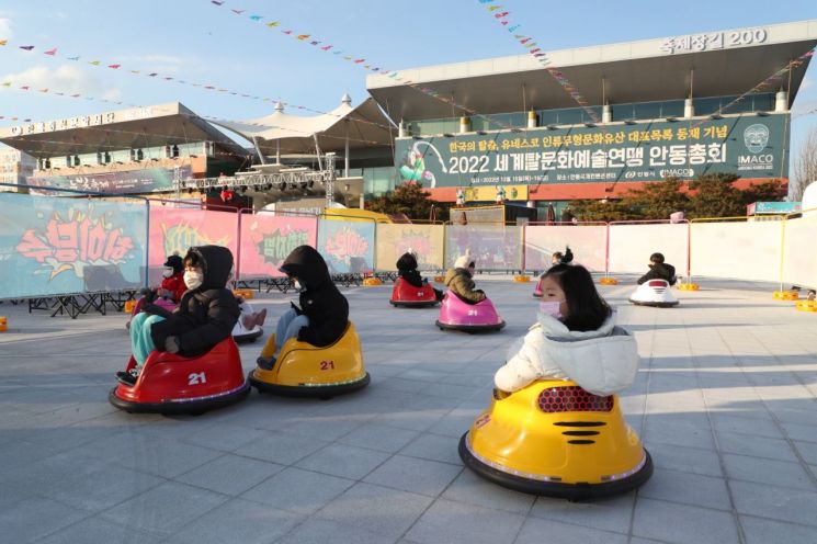 [포토] 눈빛 쏟아져 내린 안동 … 안동눈빛축제 개막, ‘산타’ 된 권기창 시장