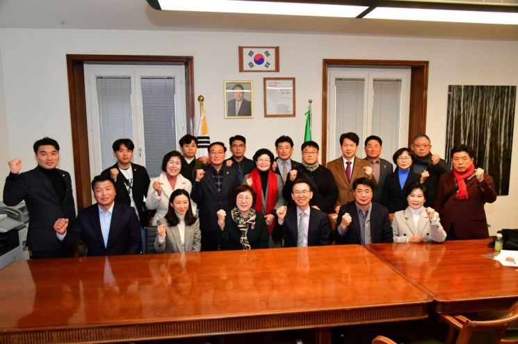 경남 진주시의회가 이탈리아 총영사관과 가진 간담회 단체 사진.