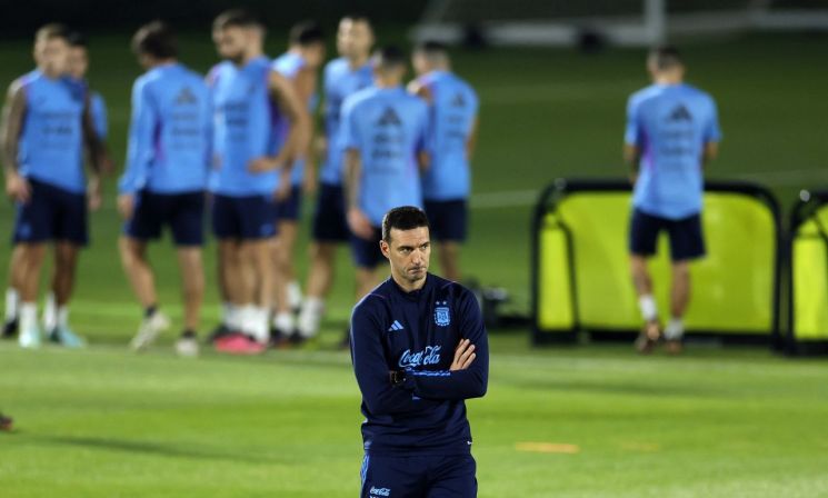 아르헨 감독 "다음 월드컵에도 메시 유니폼 준비한다"