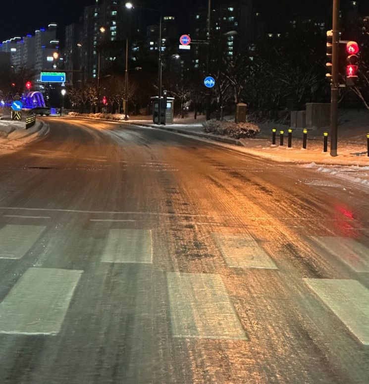 지난 17일 폭설로 인해 빙판길이 된 전북 전주의 한 도로./전주 시민 제공