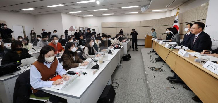 조규홍 보건복지부 장관(오른쪽 가운데)이 19일 세종 정부종합청사에서 열린 기자간담회에서 발언하고 있다. [이미지출처=연합뉴스]