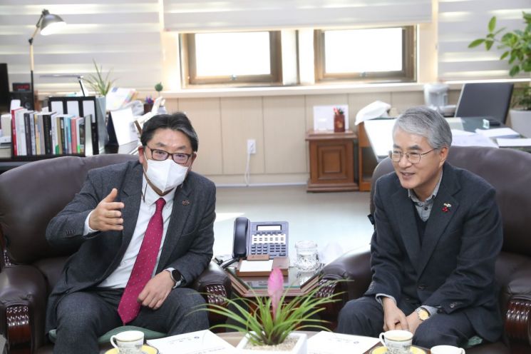 홍태용 경남 김해시장(왼쪽)과 박종훈 도 교육감이 김해지역 교육 분야 관련 현안을 논의하고 있다.