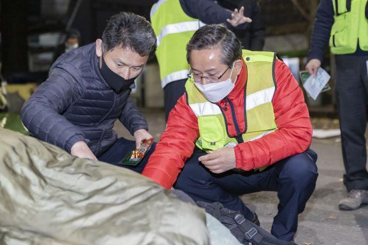 지난달 29일 영등포역 일대 노숙인 안전을 살피는 최호권 영등포구청장(오른쪽)