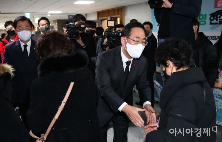 주호영 국민의힘 원내대표가 20일 국회에서 이태원 참사 희생자 유가족들과 간담회를 갖기에 앞서 인사를 나누고 있다./윤동주 기자 doso7@