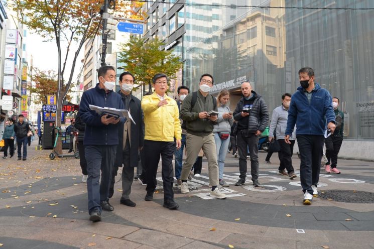 김길성 중구청장이 11월 8일 명동의 인파 밀집 지역을 점검했다.