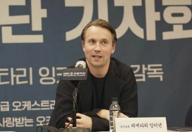 피에타리 잉키넨 KBS교향악단 음악감독 겸 상임지휘자가 20일 서울 중구 한국프레스센터에서 열린 취임 1주년 기자회견에서 발언하고 있다.
