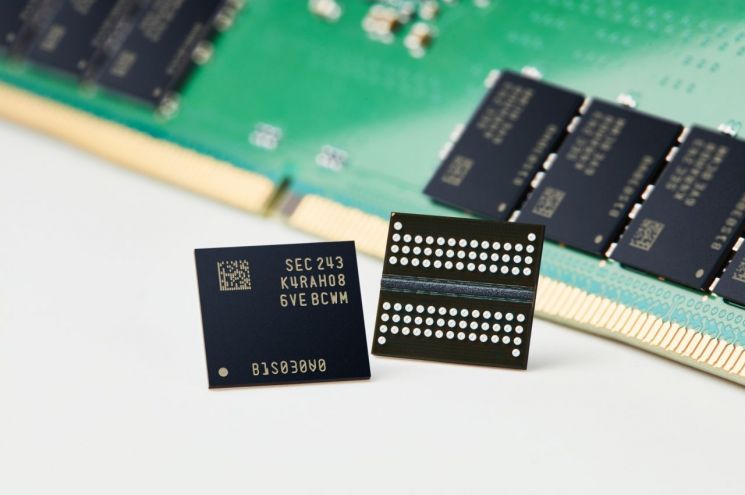 삼성전자가 지난달 선보인 12나노급 16Gb DDR5 D램. 서버용 제품으로 공급될 예정이다. / [사진제공=삼성전자]