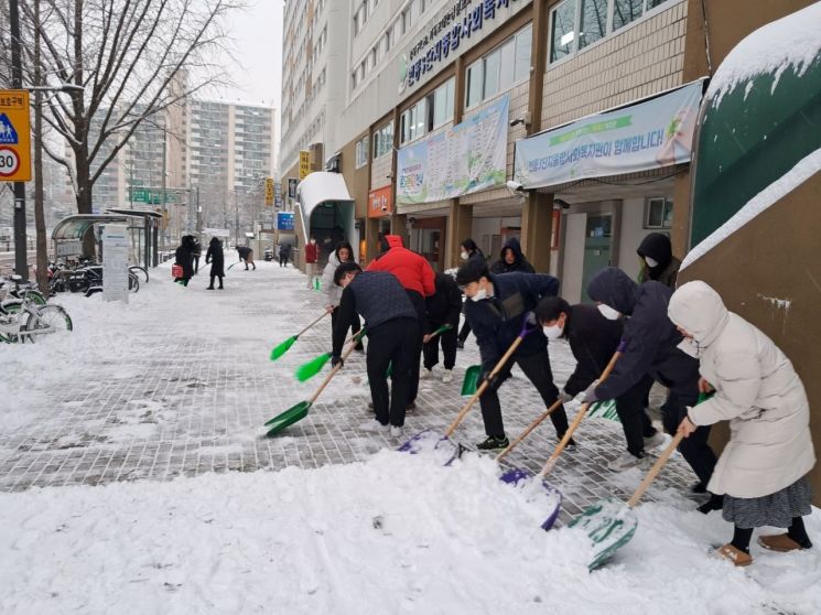 [포토]류경기 중랑· 김경호 광진구청장 제설 작업 앞장서