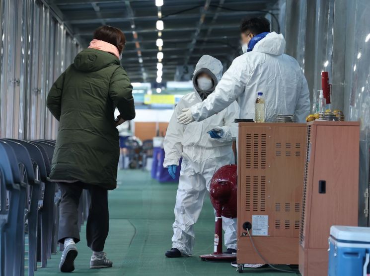 코로나19 신규확진 5174명…작년 6월 말 이후 최저(상보)