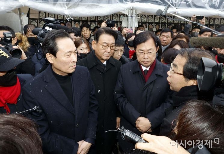 우상호 국회 이태원참사 국조특위 위원장과 국조특위 위원들이 21일 서울 녹사평역 희생자 시민분향소를 조문한 뒤 유가족들과 대화를 나누고 있다./국회사진기자단