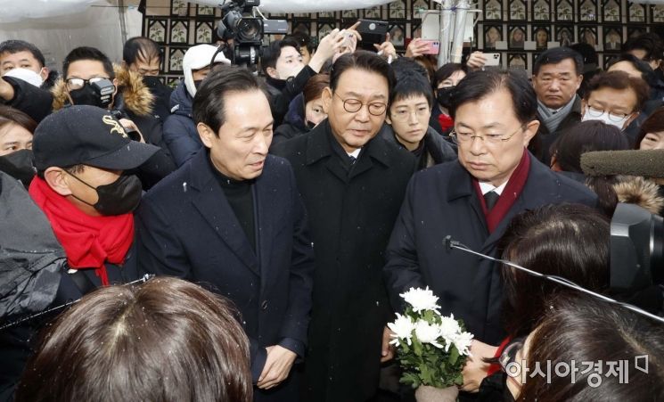 우상호 국회 이태원참사 국조특위 위원장과 국조특위 위원들이 21일 서울 녹사평역 희생자 시민분향소를 조문한 뒤 유가족들과 대화를 나누고 있다./국회사진기자단