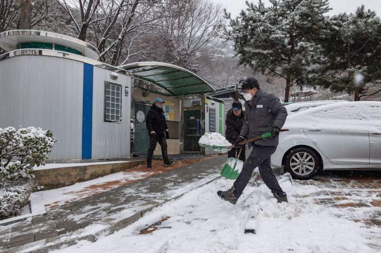 김경호 광진구청장이 21일 오전 직원들과 함께 제설 작업을 하고 있다.