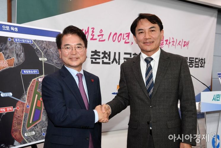 김진태 강원도지사와 육동한 춘천시장은 21일 강원도청에서 기자회견을 열고 강원도청 청사 이전 사업 탈락지에 대한 지역 발전 청사진을 제시했다. [강원도]