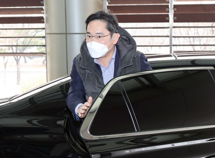 이재용 삼성전자 회장이 21일 강서구 서울김포비즈니스항공센터를 통해 베트남으로 출국하기 위해 차에서 내리고 있다. [사진=연합뉴스]