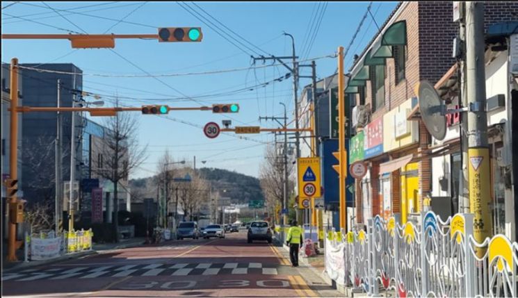 경남 창녕경찰서는 영산초등학교 인근 도로에 사고방지를 위한 시설개선을 완료했다.