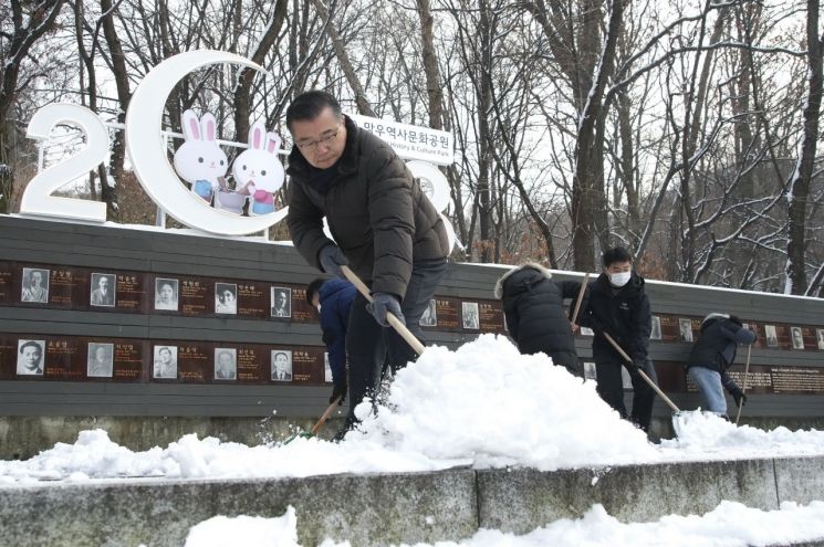 [포토]류경기 중랑· 김경호 광진구청장 제설 작업 앞장서