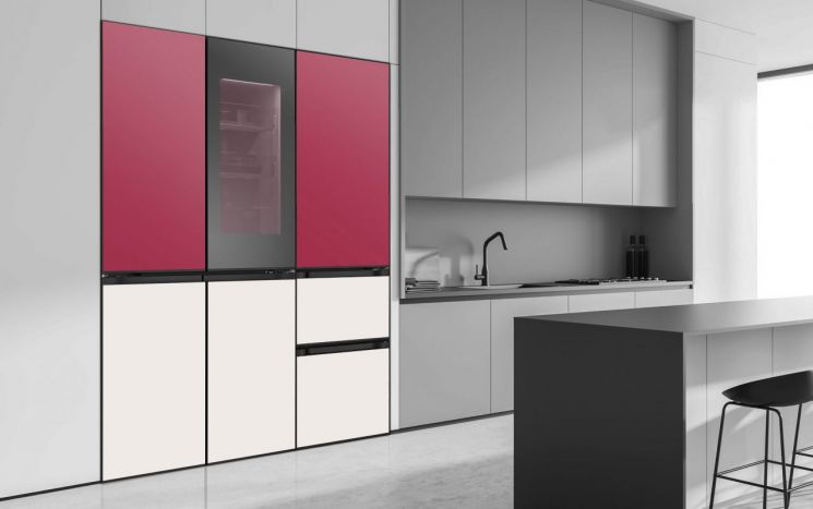 LG 디오스 오브제컬렉션 무드업 냉장고에 비바 마젠타 컬러를 적용한 인테리어 사진.