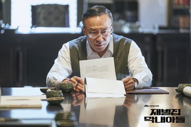 JTBC 드라마 '재벌집 막내아들'에 나오는 순양그룹 회장 진양철(배우 이성민)은 드라마 인기를 견인하는 핵심 캐릭터다.